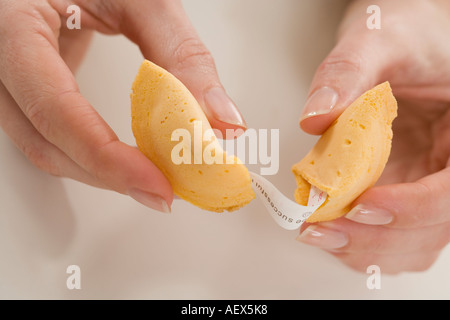 La donna la rottura fortune cookie Foto Stock