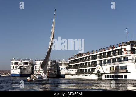 Navi da crociera sul fiume Nilo, Aswan Foto Stock