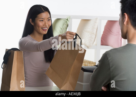 Vendite femmina di chi assiste il cliente Foto Stock