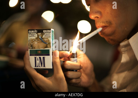 La legge non fumatori: fumatore è un fulmine una sigaretta a Bangkok in Tailandia Foto Stock