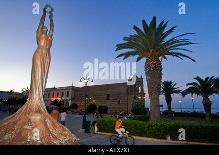 Grecia Zante città Platia Solomou scultura background Agios Nikolaos tou Molou chiesa Foto Stock