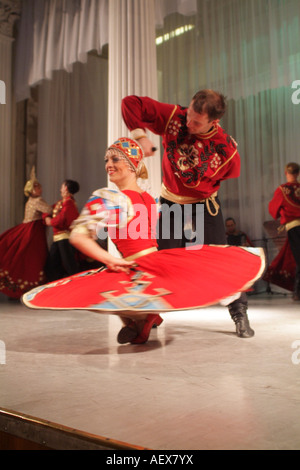 Russo ballerini folk intrattenere in costume tradizionale San Pietroburgo Russia Foto Stock