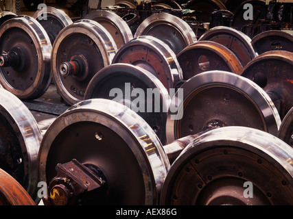 Ruote ferroviarie in attesa di riparazione Foto Stock