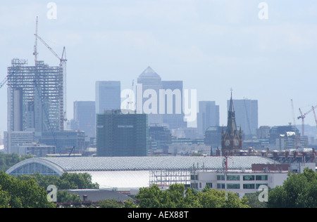 Docklands skyline e St Pancras stazione ferroviaria Vista da Primrose Hill a nord di Londra, agosto 2007 Foto Stock