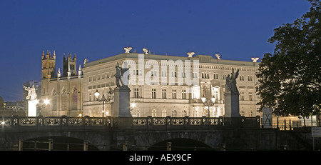 Berlino ponte del castello sotto i tigli di Bertelsmann AG headquarter Foto Stock