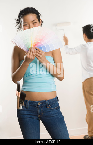 Ritratto di donna con i campioni di colori Foto Stock