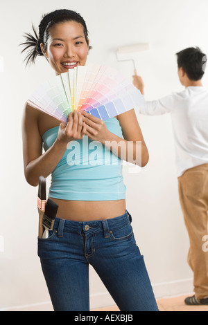 Ritratto di donna con i campioni di colori Foto Stock