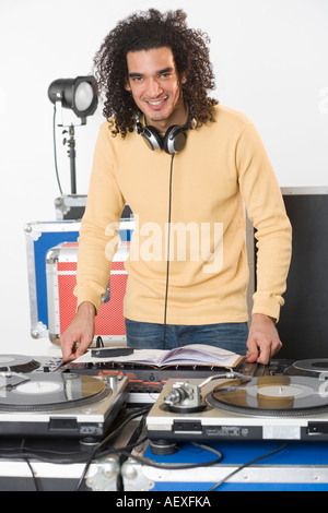 DJ con la sua musica di apparecchiature di miscelazione Foto Stock