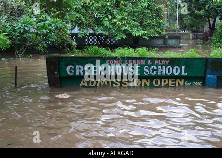 Green House School segno sommerso in strada allagata dopo monsone pioggia, Bombay, Mumbai, Maharashtra, India, Asia Foto Stock