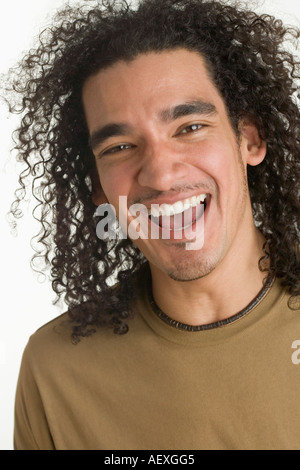Ritratto di un felice giovane uomo Foto Stock