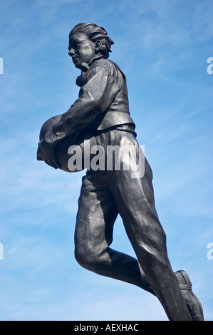 William Webb Ellis 1806 1872 il Rugby scolaro che ha ispirato il gioco del Rugby della statua di Sculputor Graham Ibbeson Foto Stock