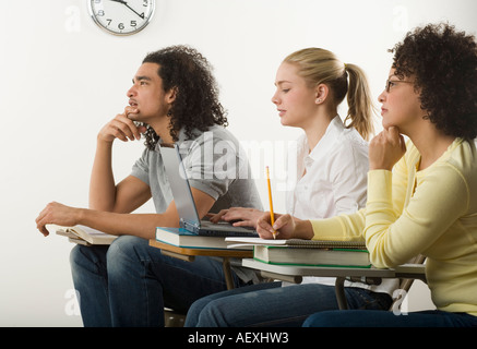 Tre studenti del college in classe Foto Stock