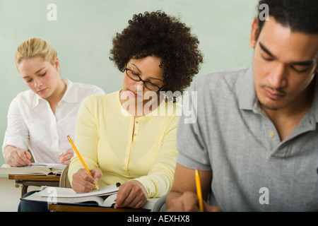 Tre studenti del college nella classe tenendo il test Foto Stock