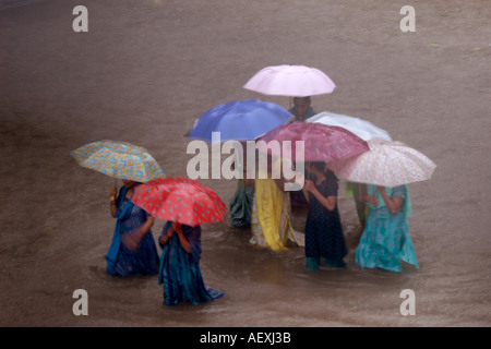 Monsoon World record pioggia acqua allagato strada alluvione alluvione a Kalyan Bombay ora Mumbai Maharashtra India India Asia indiana asiatico Foto Stock