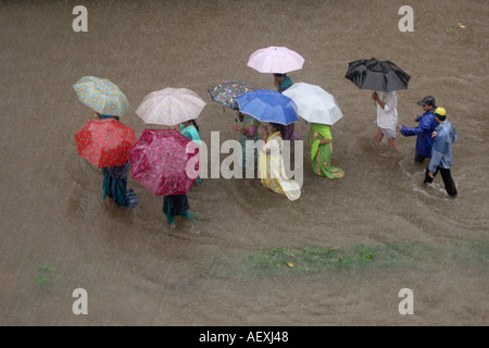 Monsoon World record pioggia acqua allagato strada alluvione alluvione a Kalyan Bombay ora Mumbai Maharashtra India India Asia indiana asiatico Foto Stock