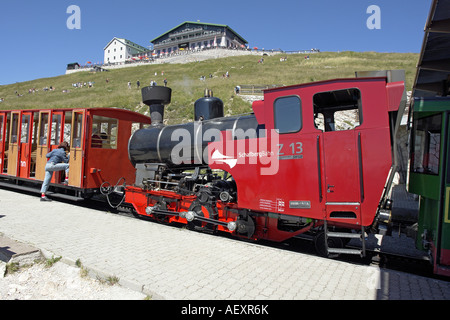 Motore a vapore Z 13 con carrozze rosse in attesa di prendere i passeggeri da Schafberg a St. Wolfgang su una soleggiata giornata estiva Foto Stock