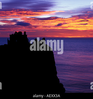 Formato quadrato immagine di un stagliano Dunnottar castle vicino a Stonehaven a nord est della Scozia Aberdeen con vibrante sunrise skies. Foto Stock