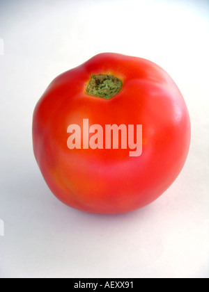 ADC71118 uno rotondo rosso pomodoro circolare alimento vegetale in studio su sfondo bianco Foto Stock