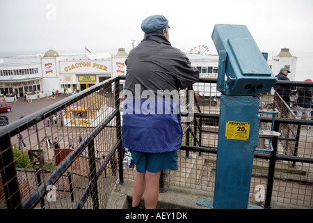 Un residente locale gode il lungomare vedute di Clacton pier, Clacton On Sea, Essex, Inghilterra, Regno Unito Foto Stock