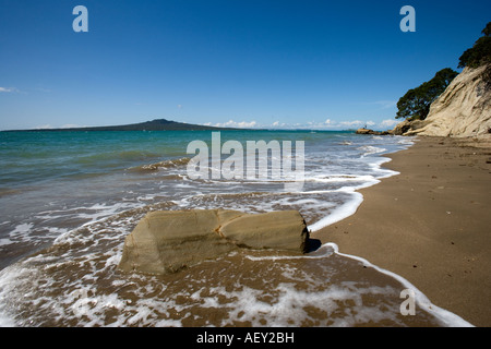 Vista di Rangitoto isola dal collo stretto Beach, Nuova Zelanda Foto Stock