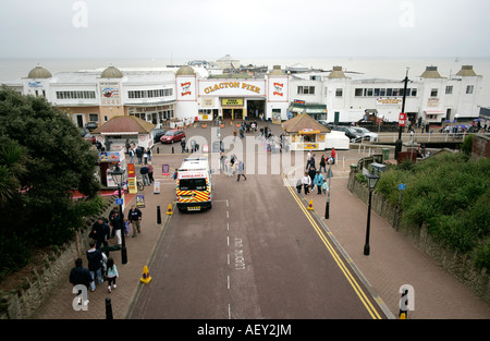 L'ingresso a Clacton pier su un giorno grigio in estate, Clacton On Sea, Essex, Inghilterra, Regno Unito Foto Stock