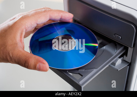 Close up cd venga inserito nel cd rom Foto Stock