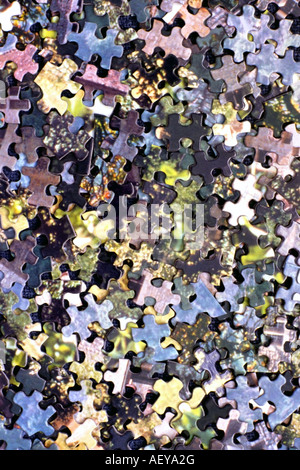 Un 1.000 Piece Jigsaw Puzzle, con tutti i pezzi sparsi di fronte fino a formare un interessante, testurizzata sfondo. Foto Stock