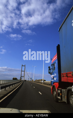 Autocarro attraversando il ponte Humber oltre l'Humber Estuary linking yorkshire e lincolnshire hull regno unito Foto Stock