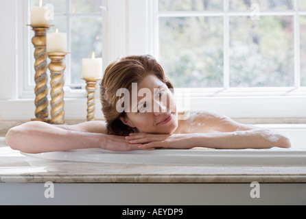 Donna relax nella vasca da bagno Foto Stock