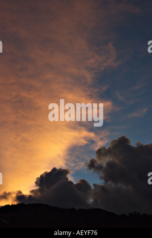 Orange vs nuvole scure al tramonto in Penang Malaysia Foto Stock