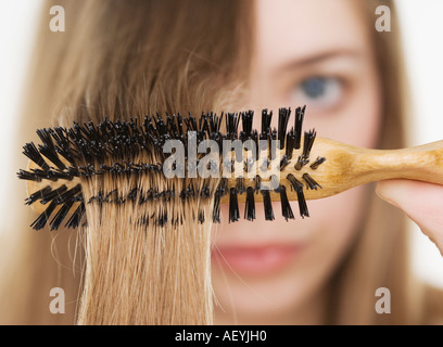 In prossimità della spazzola per capelli nella donna s capelli Foto Stock