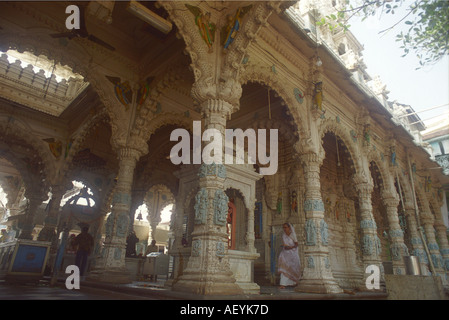 NPP71172 pilastri architettonici del signore Shiva Babulnath tempio indù Bombay ora Mumbai India Maharashtra Foto Stock