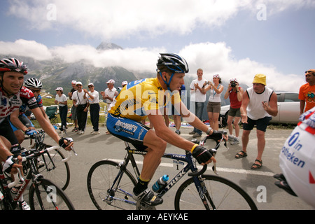 Lance Armstrong ride fino al Col d Aubisque nel tour de France 2005 Foto Stock