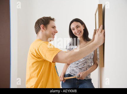 Giovane appendere foto Foto Stock