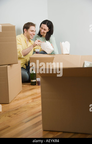 Paio mangiare estrarre su caselle nella nuova casa Foto Stock