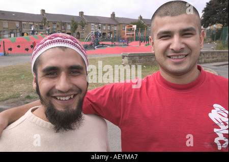 2 giovani uomini asiatici in Bradford yorkshire appendere fuori sulla strada Foto Stock