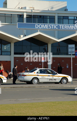 White taxi all'aeroporto di Christchurch Foto Stock