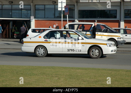 White taxi all'aeroporto di Christchurch Foto Stock