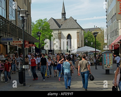 La zona pedonale di Essen street Kettwiger Strasse Marktkirche Chiesa di mercato in background Foto Stock