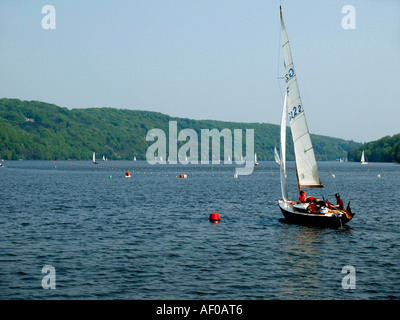 Barche a vela sul lago Baldeneysee Baldeney in Essen Foto Stock