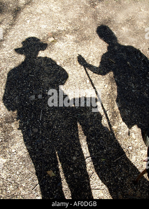 Signor ombra di due persone e un cane per escursionismo a piedi su un treck Foto Stock