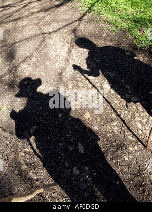 Signor ombra di due persone per escursionismo a piedi su un treck Foto Stock