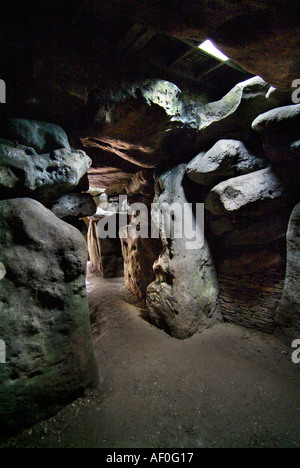 Interno di Avebury West Kennet Neolitico Long Barrow sepoltura camera Wiltshire, Inghilterra UK GB EU Europe Foto Stock