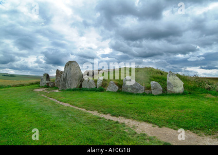 Esterno di Avebury West Kennet Neolitico Long Barrow sepoltura camera Wiltshire, Inghilterra UK GB EU Europe Foto Stock