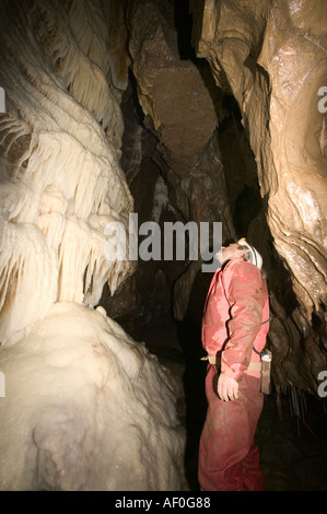 Un maschio speleologo ispeziona formazioni in appena scoperto Notts II grotta di Lübeck cadde in Yorkshire Dales Foto Stock