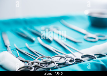 Close up di un vassoio di strumenti chirurgici Foto Stock
