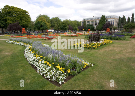 Cheltenham in fiore con aiuole impressionante dietro il municipio in Giardini Imperiali GLOUCESTERSHIRE REGNO UNITO Foto Stock