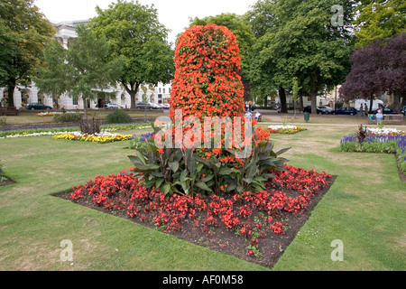 Cheltenham in fiore con aiuole impressionante dietro il municipio in Giardini Imperiali Gloucestershire Regno Unito Regno Unito Foto Stock