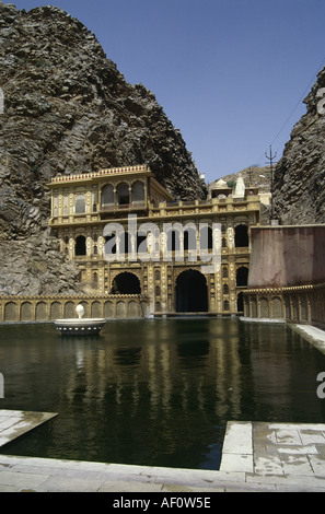 Un serbatoio di sacro in Galta Kund xviii secolo sito religioso 10km ad est di Jaipur India Rajasthan Foto Stock