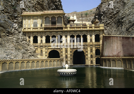 Un serbatoio di sacro in Galta Kund xviii secolo sito religioso 10km ad est di Jaipur India Rajasthan Foto Stock